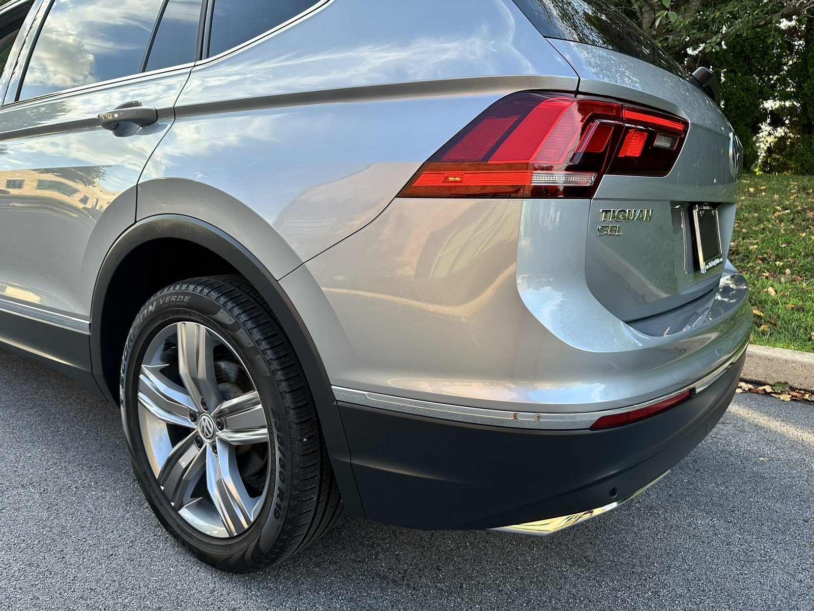 Used 2020 Volkswagen Tiguan SEL AWD/4WD image 92