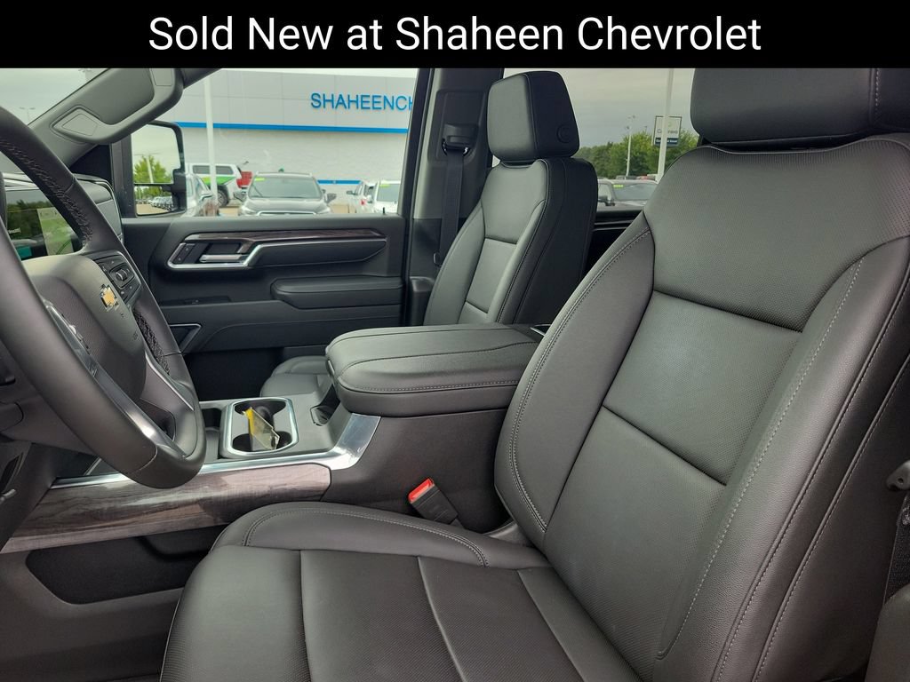 Used 2025 Chevrolet Silverado 2500 LTZ w/ LTZ Convenience Package AWD/4WD image 6
