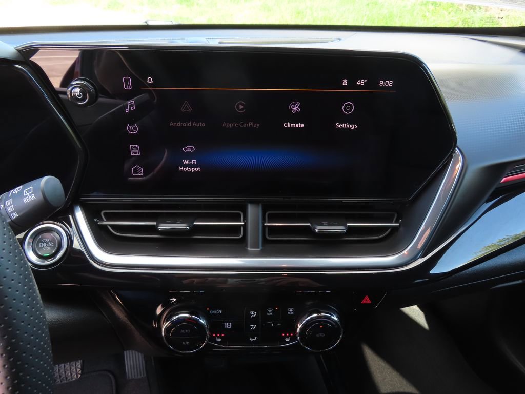 Used 2025 Chevrolet Trax RS w/ Sunroof Package FWD image 18