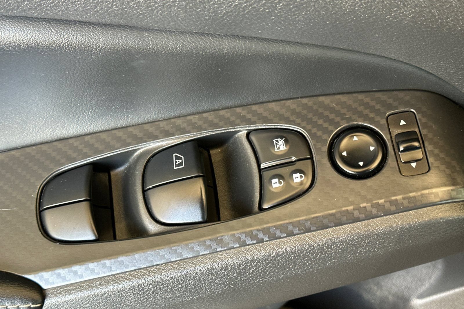 Used 2025 Nissan Altima 2.5 SV FWD image 12