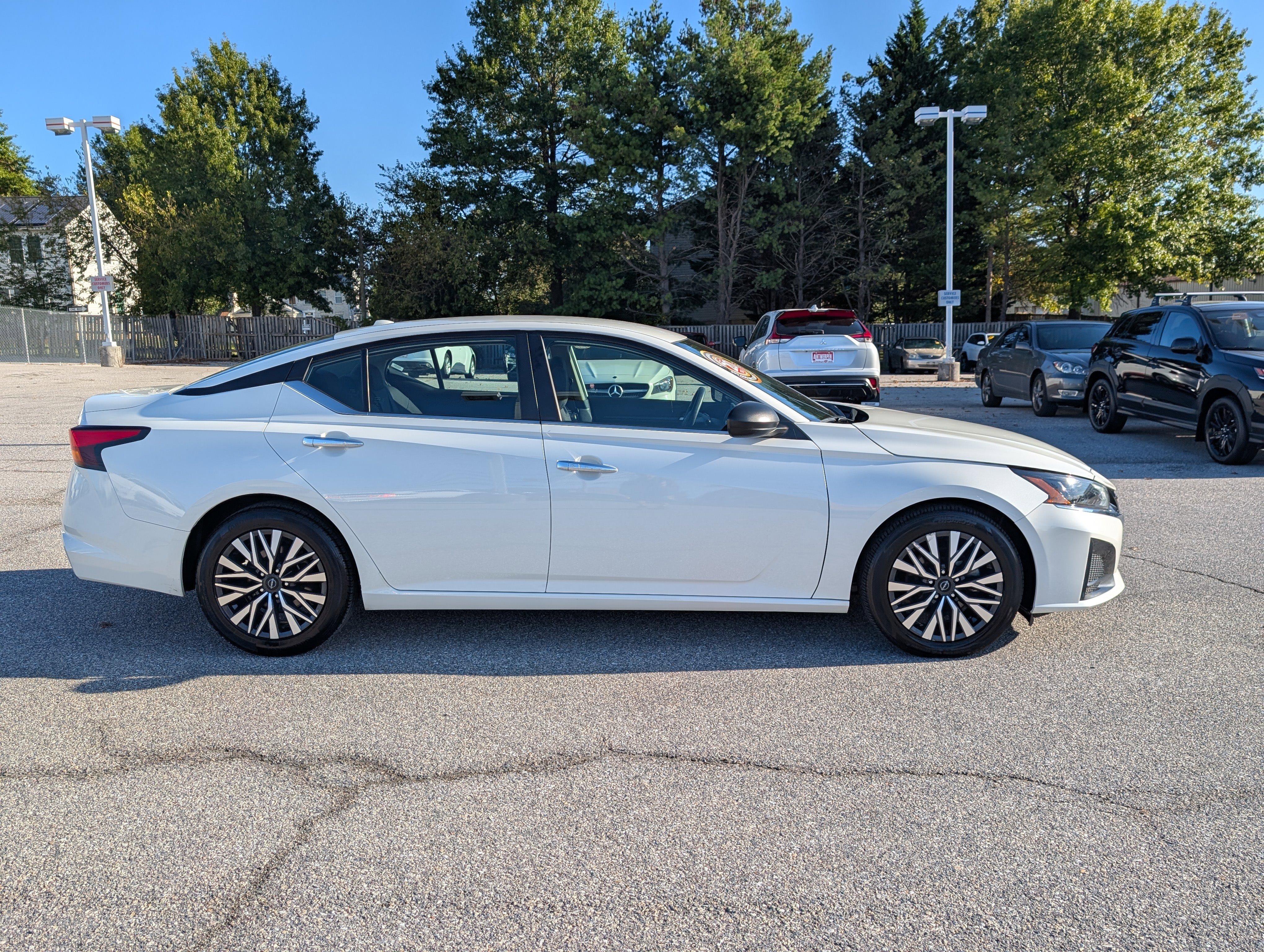 Used 2024 Nissan Altima 2.5 SV image 2