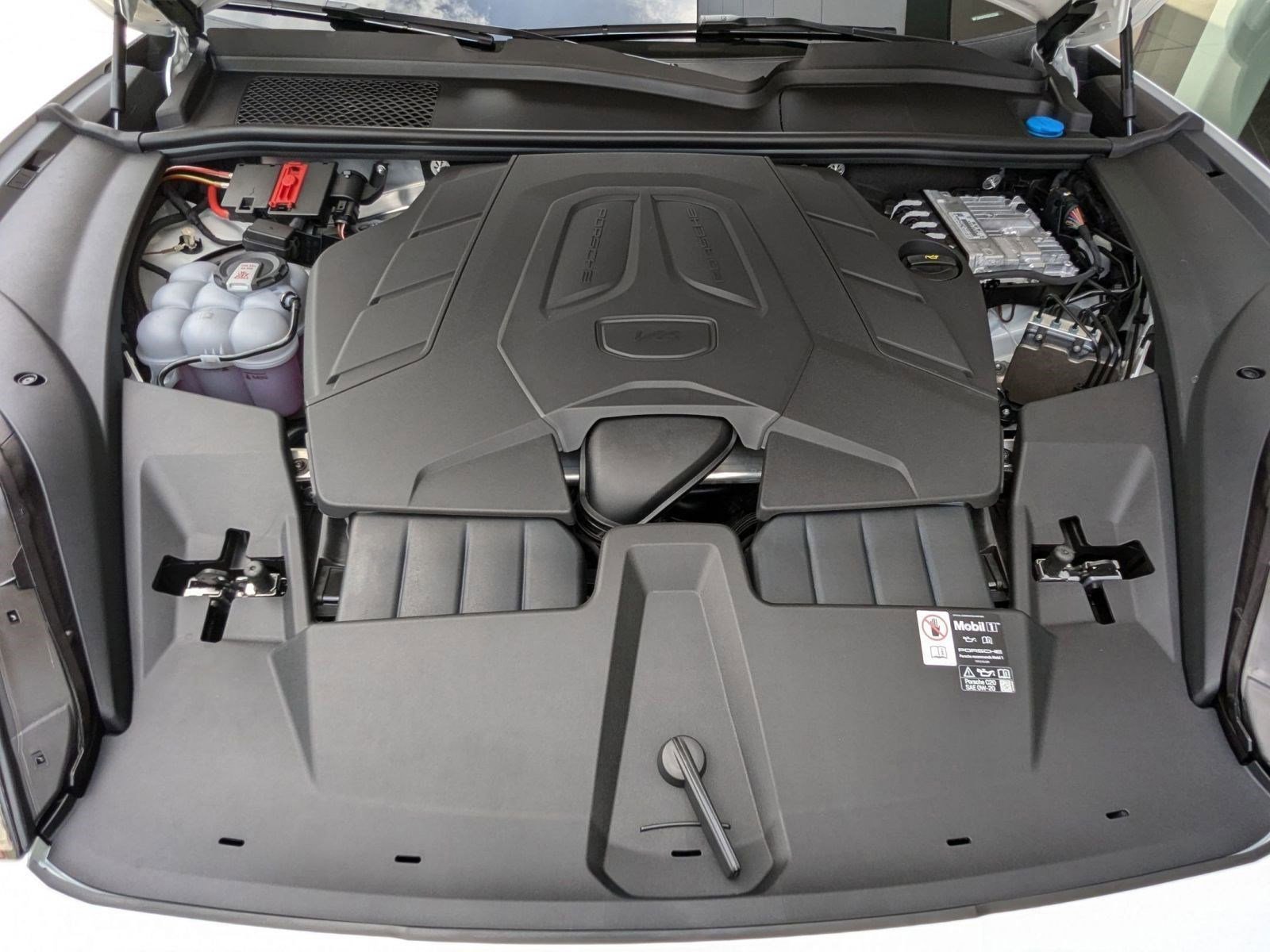 Certified 2025 Porsche Cayenne image 28