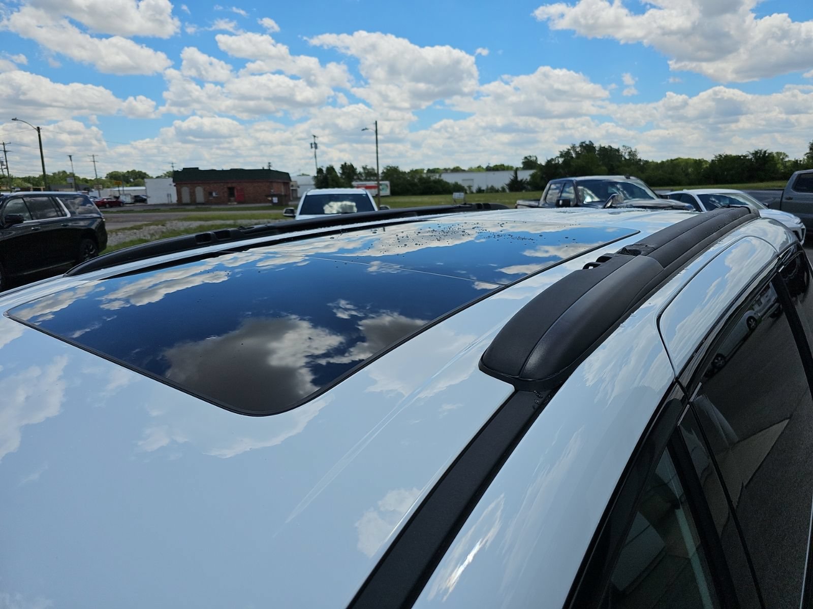 Used 2024 Chrysler Pacifica Premium FWD image 9