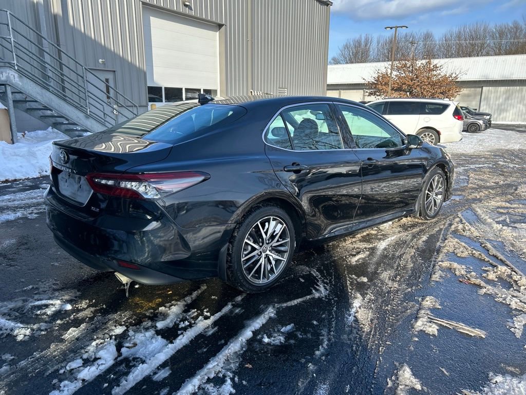 Used 2022 Toyota Camry XLE image 3