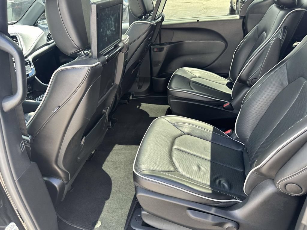 Used 2023 Chrysler Pacifica Limited w/ Uconnect Theater Family Group FWD image 14