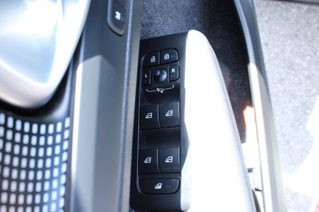 Used 2025 Volvo XC40 B5 Plus image 11