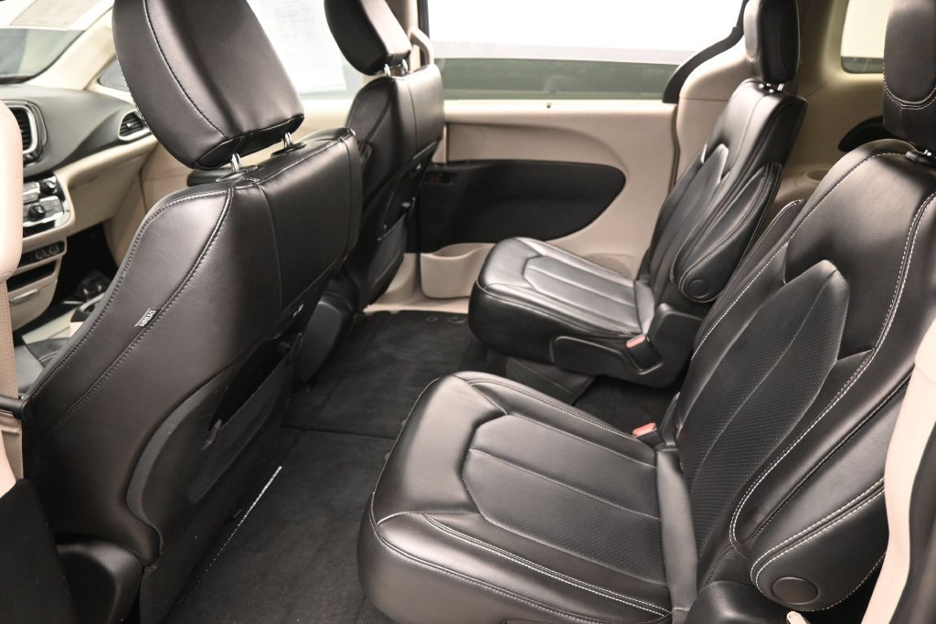 Used 2023 Chrysler Pacifica Touring-L FWD image 12