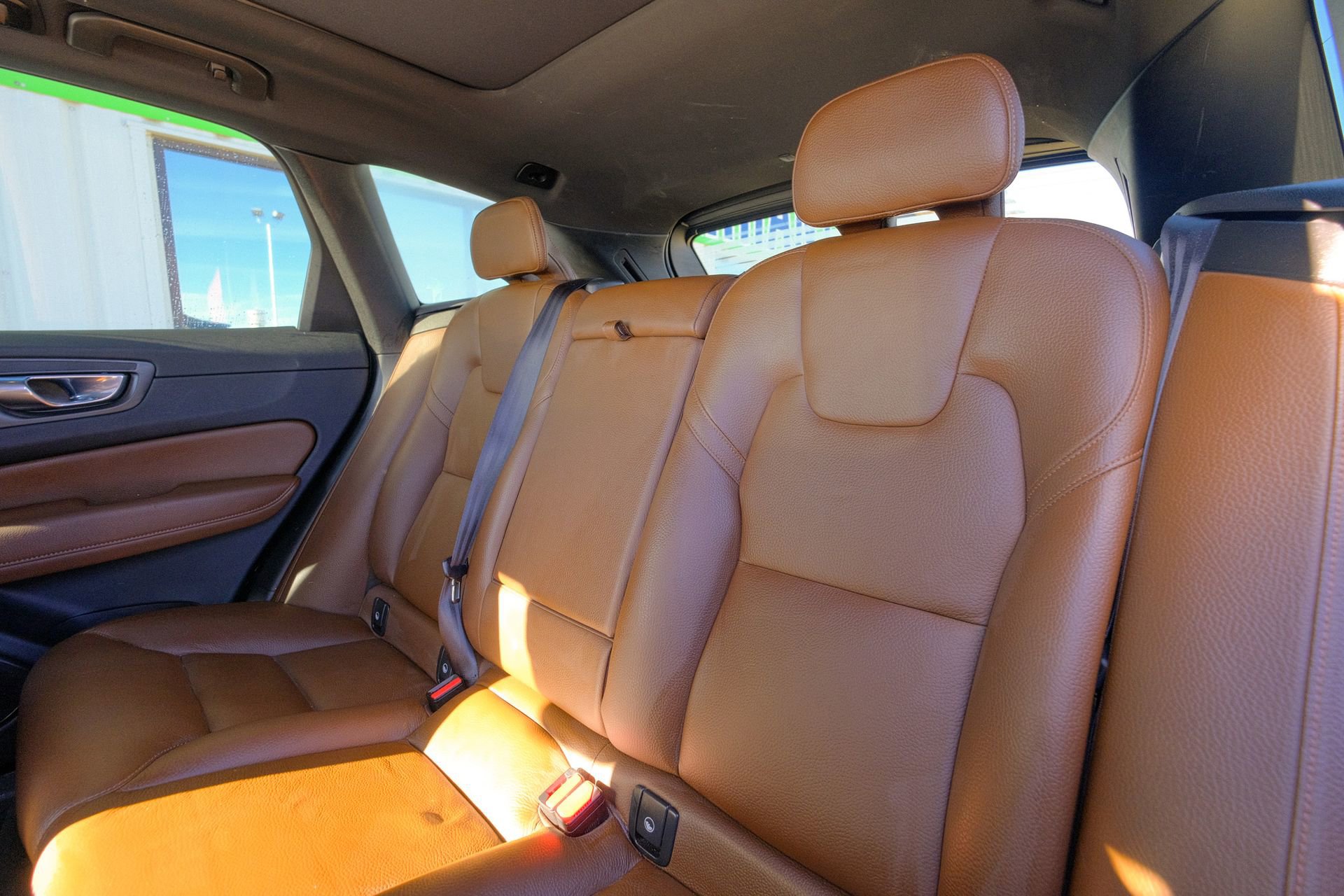 Used 2022 Volvo XC60 B5 Momentum image 30