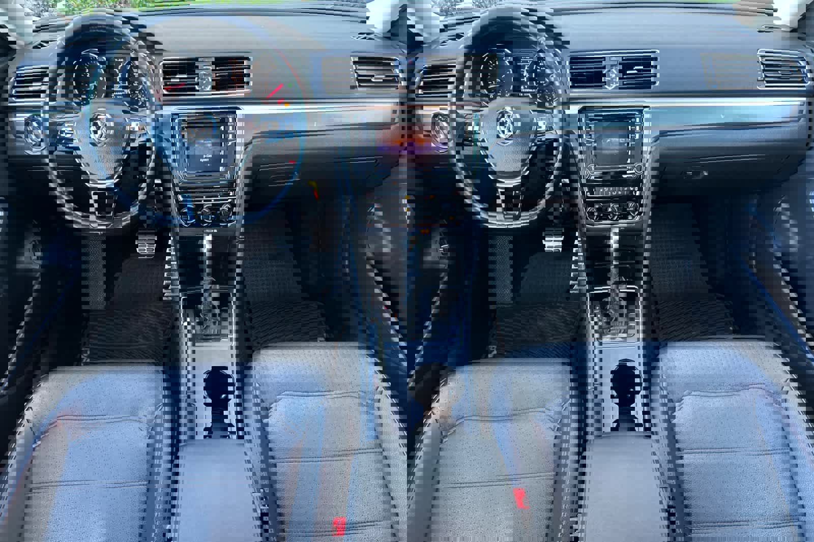 Used 2017 Volkswagen Passat 1.8T R-Line w/ R-Line Lighting Package image 3