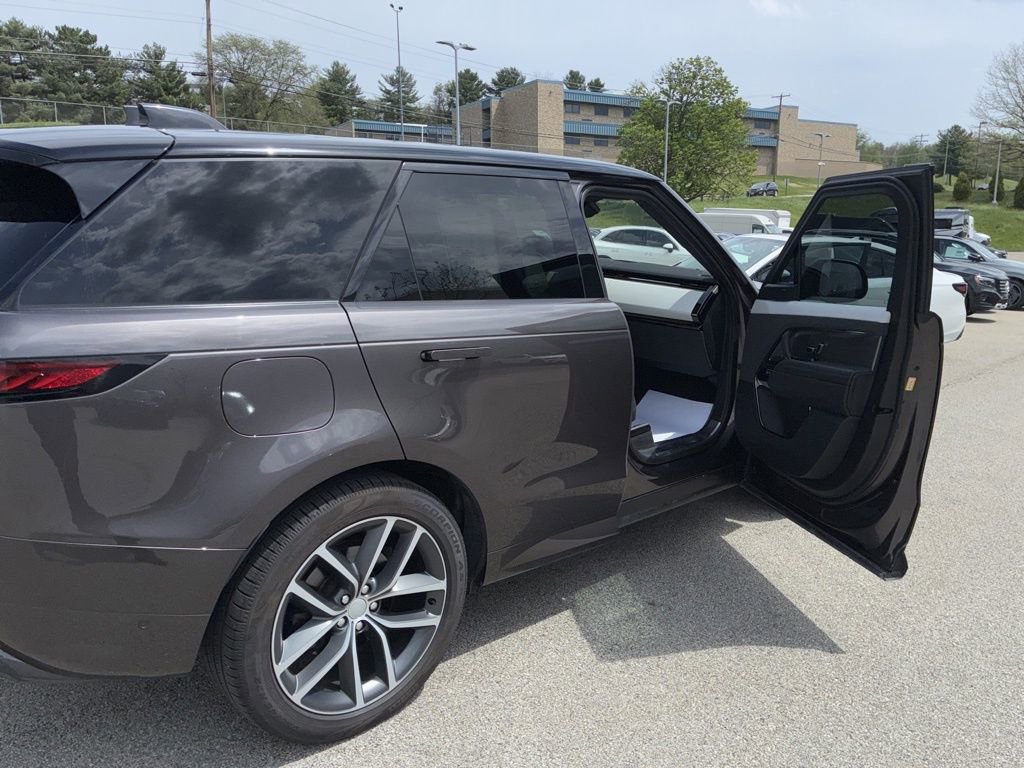 Used 2023 Land Rover Range Rover Sport SE Dynamic image 8