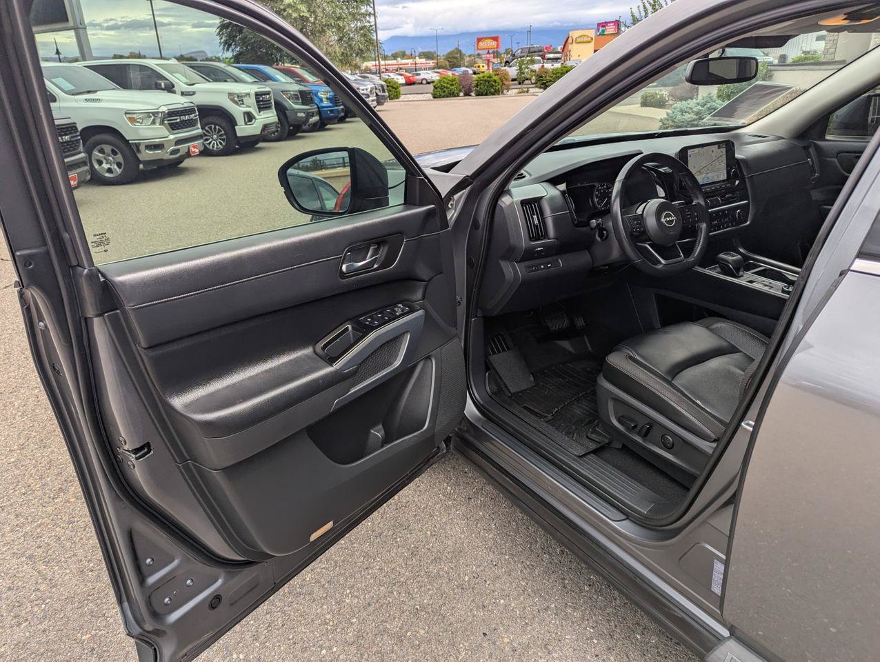 Used 2022 Nissan Pathfinder SL AWD/4WD image 8