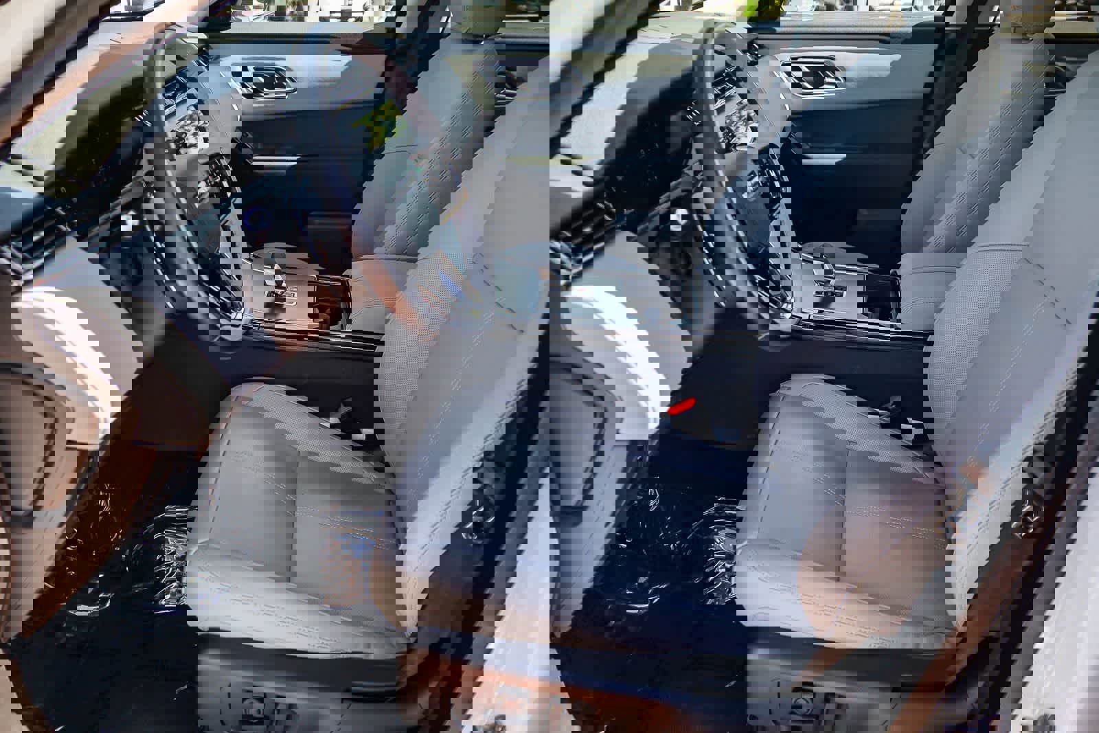 Used 2025 Land Rover Range Rover Velar Dynamic SE image 19