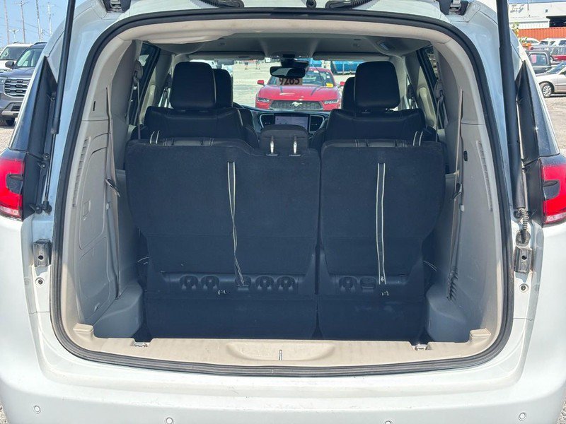 Used 2022 Chrysler Pacifica Touring-L FWD image 11