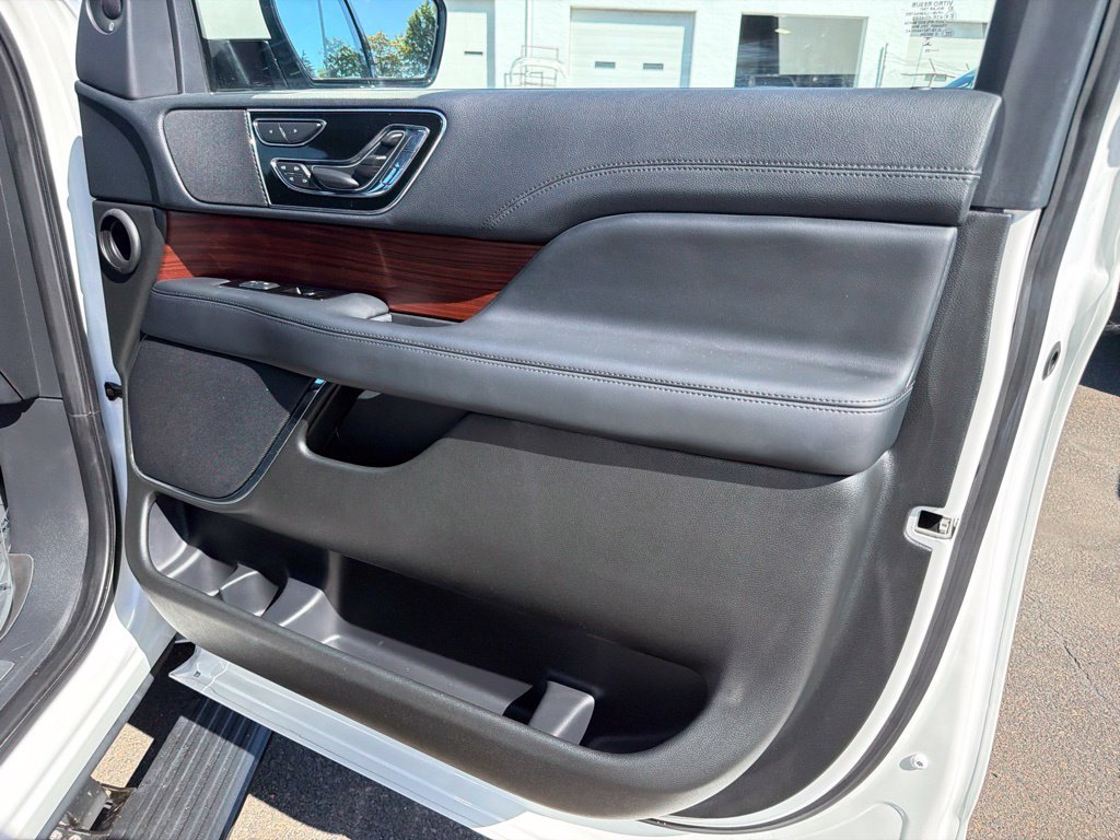 Certified 2023 Lincoln Navigator Reserve AWD/4WD image 16