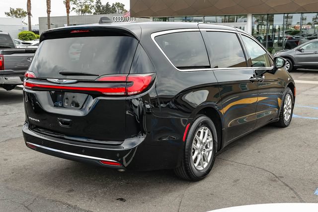 Used 2024 Chrysler Pacifica Touring-L FWD image 6