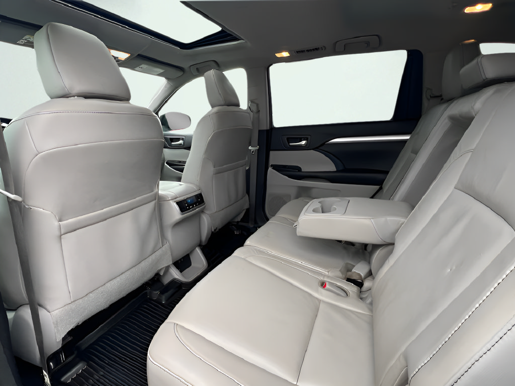 Used 2018 Toyota Highlander XLE AWD/4WD image 47