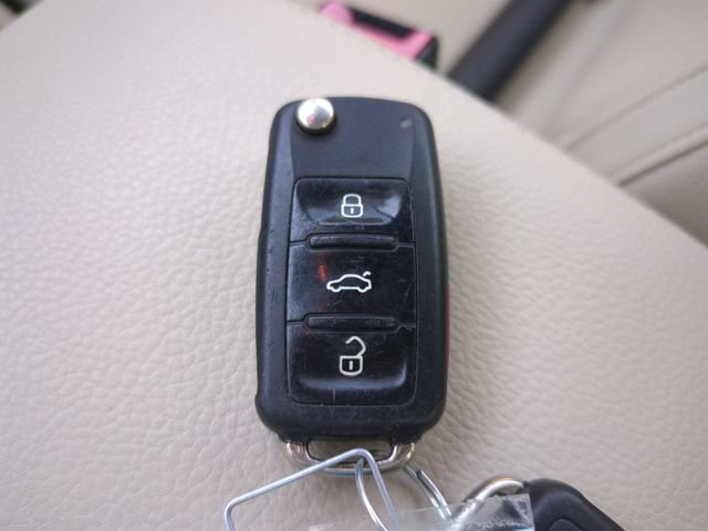 Used 2015 Volkswagen Eos Komfort FWD image 35