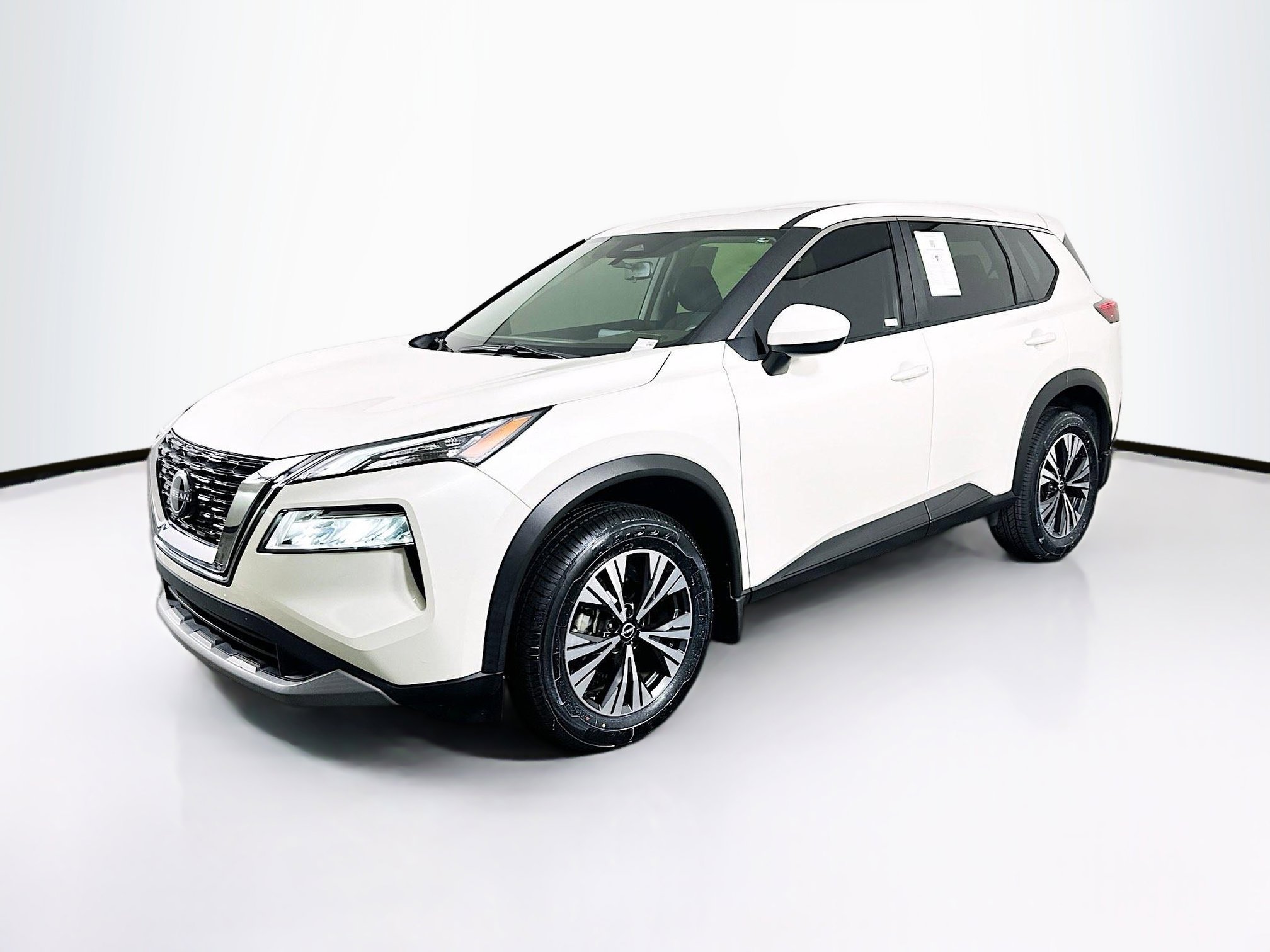 Used 2023 Nissan Rogue SV image 3