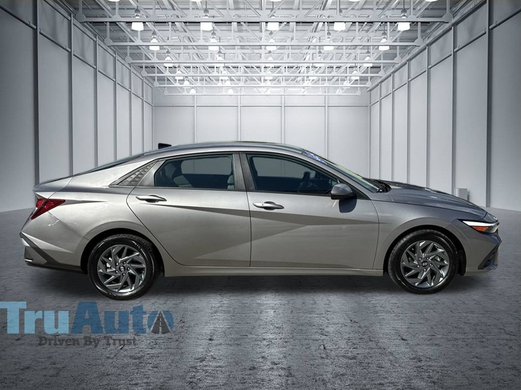 Used 2024 Hyundai Elantra SEL FWD image 9