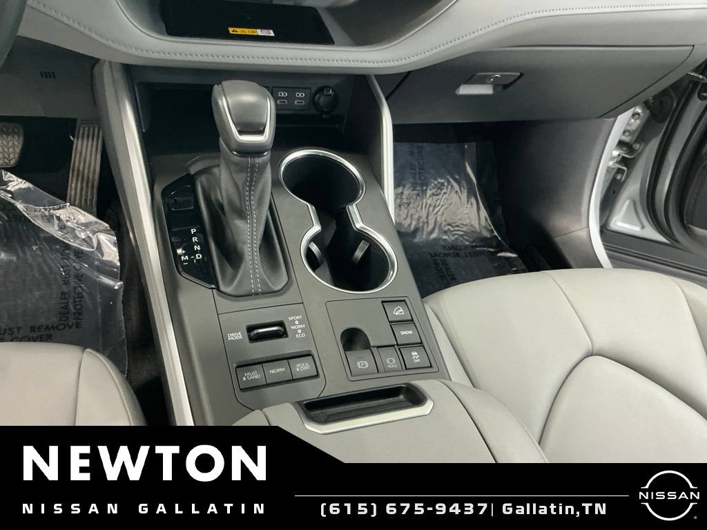 Used 2024 Toyota Highlander XLE AWD/4WD image 14