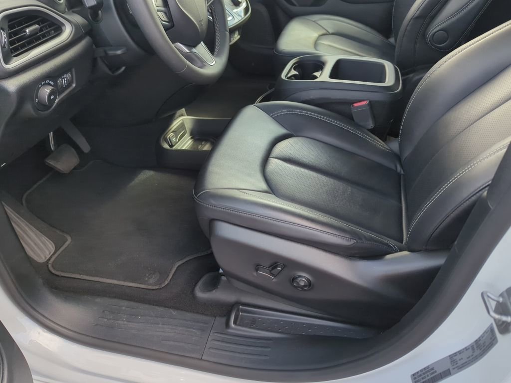 Used 2025 Chrysler Pacifica Select image 39
