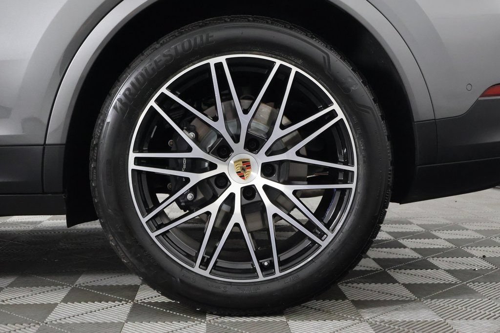 Used 2025 Porsche Cayenne AWD/4WD image 16