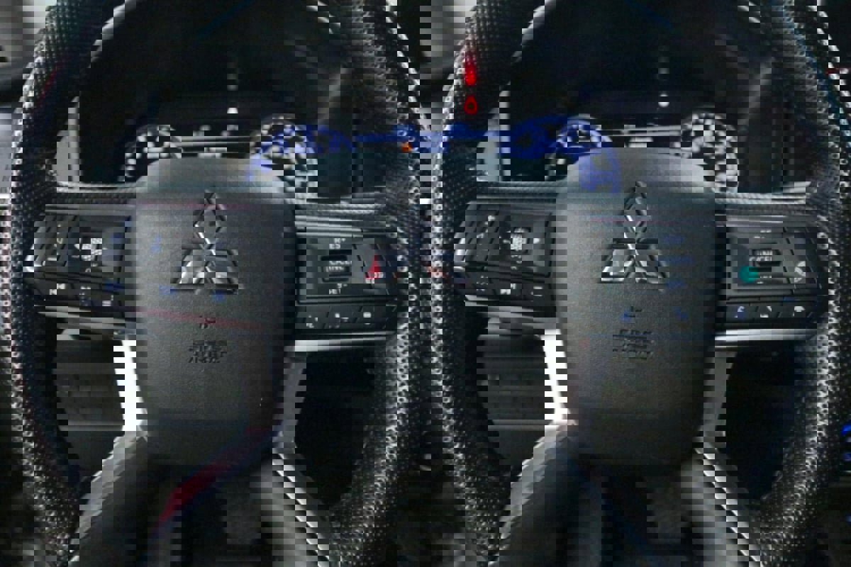 Used 2024 Mitsubishi Outlander SE image 18