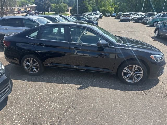 Used 2023 Volkswagen Jetta SE w/ Panoramic Sunroof Package FWD image 2
