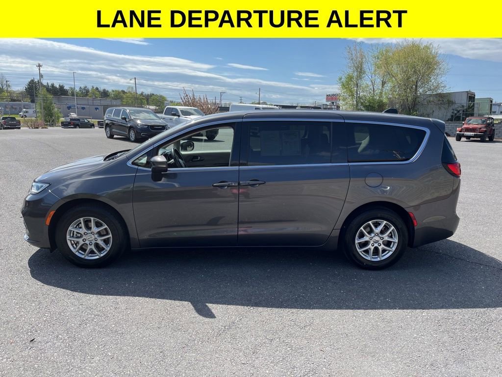 Used 2023 Chrysler Pacifica Touring-L FWD image 6