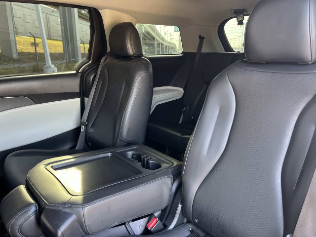 Used 2024 Kia Carnival LX FWD image 17