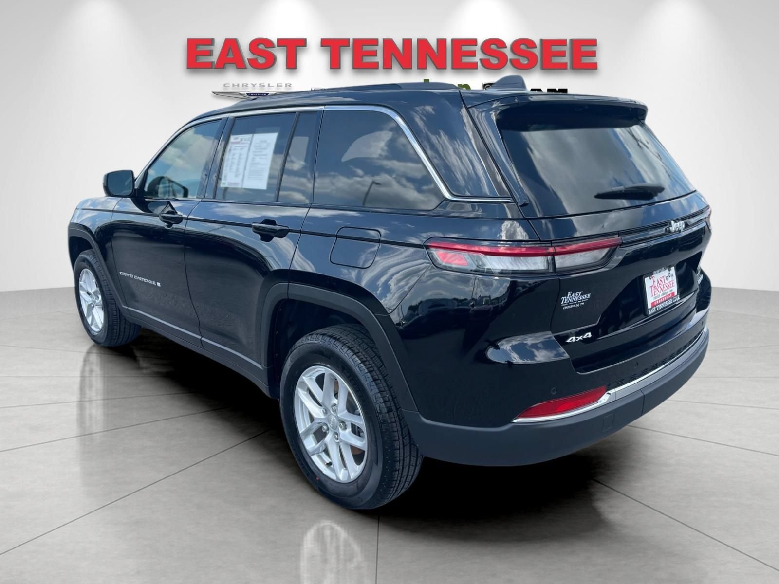 Used 2025 Jeep Grand Cherokee Laredo X w/ Luxury Tech Group I AWD/4WD image 5