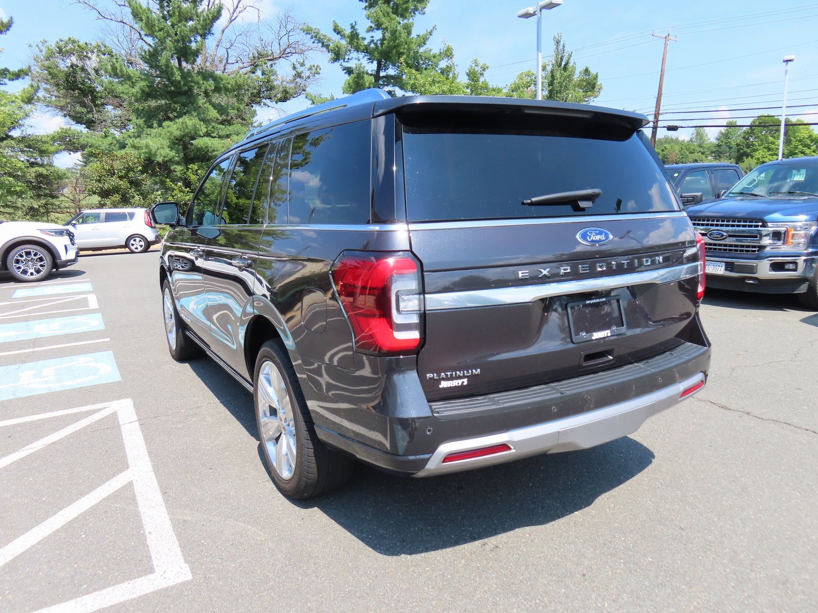 Used 2023 Ford Expedition Platinum image 7