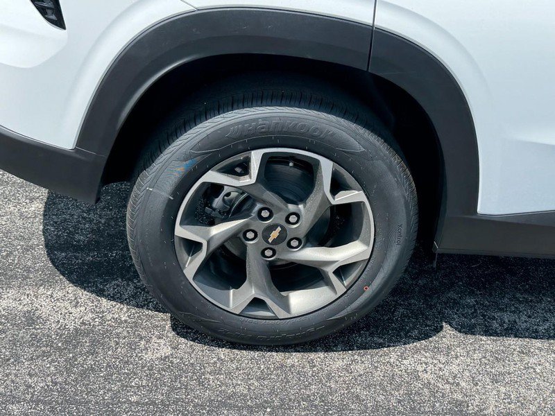 New 2026 Chevrolet Trax LT w/ Sunroof Package FWD image 4