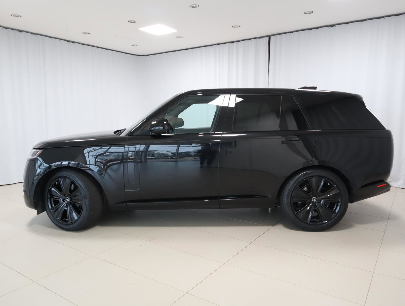 Used 2024 Land Rover Range Rover SE image 2