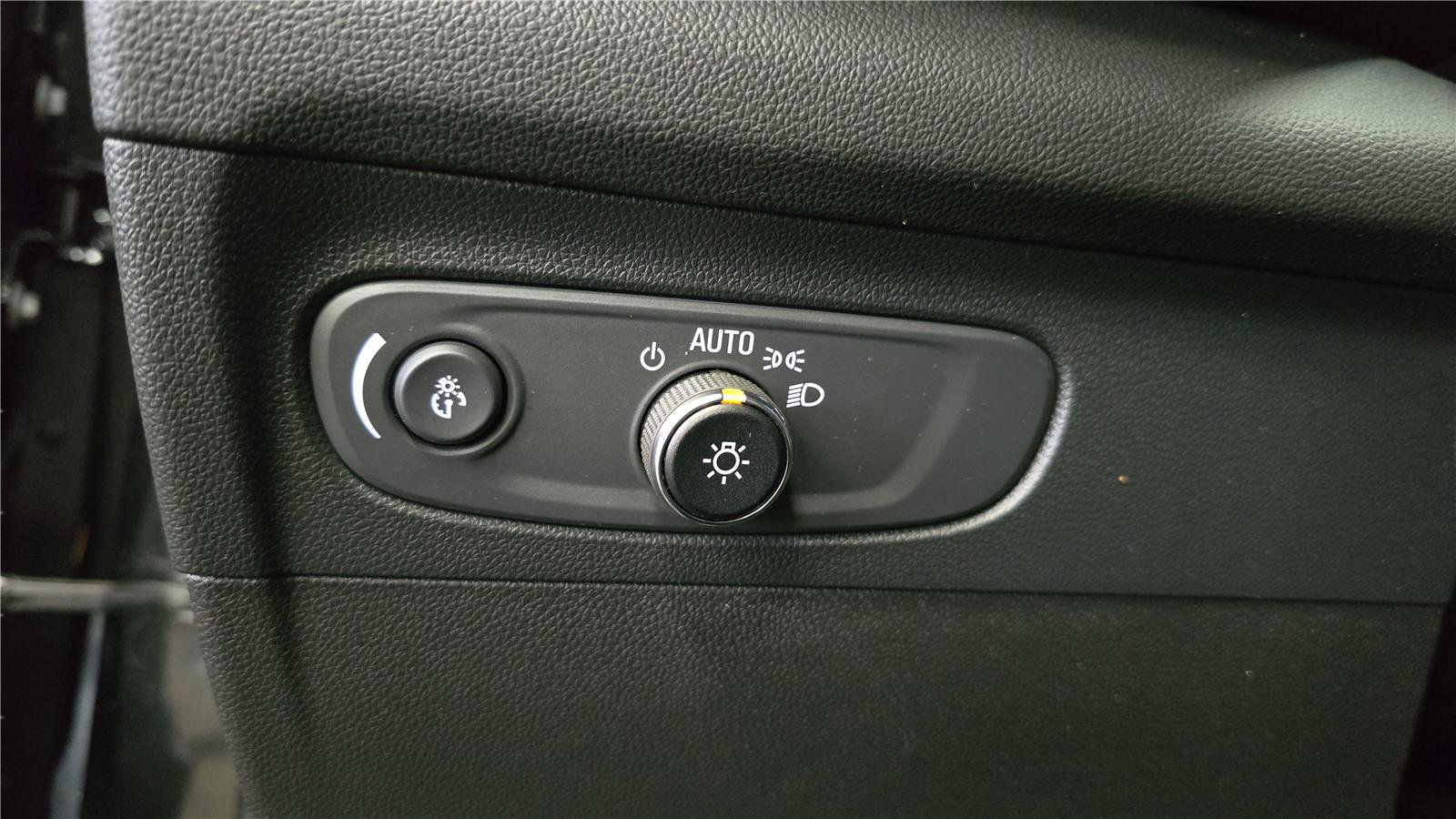 Used 2022 Buick Envision Essence w/ Safety Package image 23