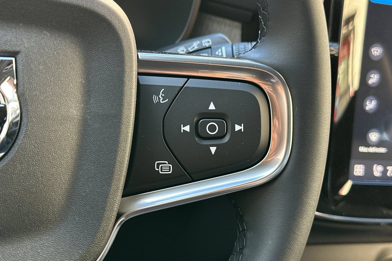 Certified 2026 Volvo XC40 B4 Core w/ Climate Package FWD image 28