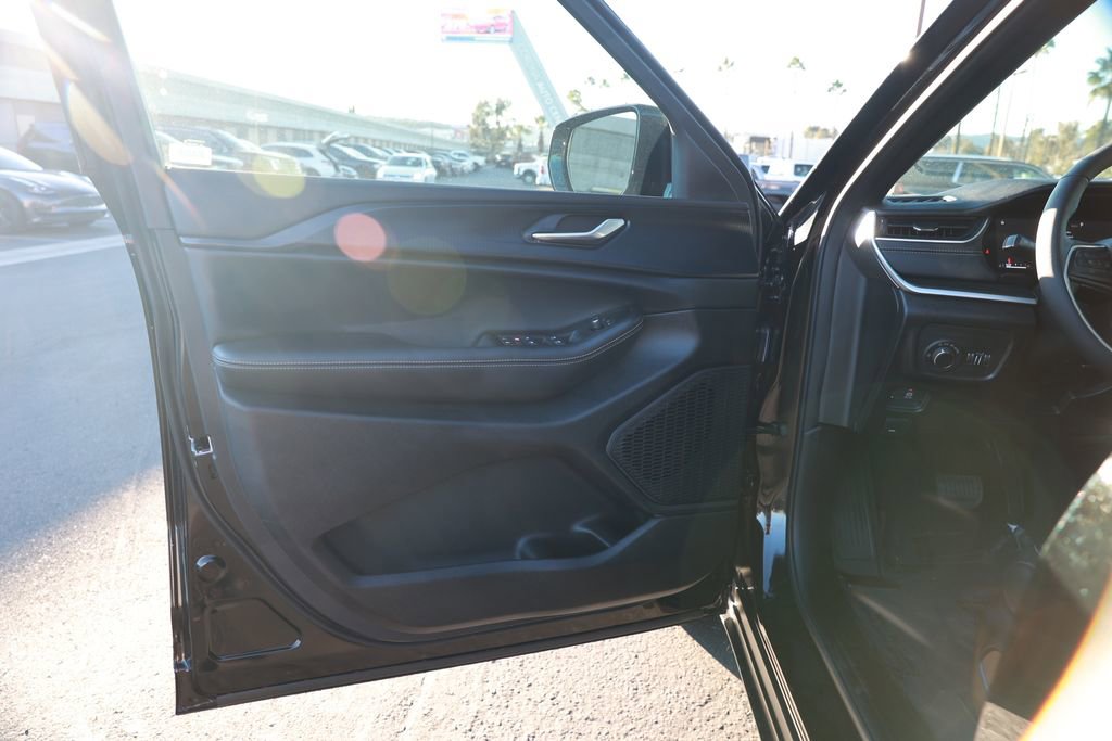 New 2025 Jeep Grand Cherokee Altitude image 11