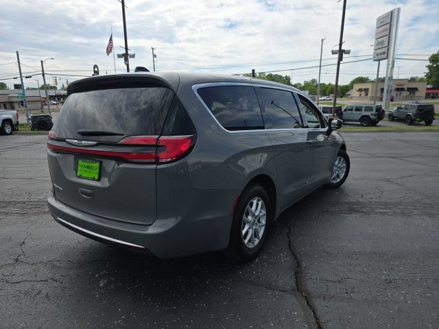 Used 2023 Chrysler Pacifica Touring-L FWD image 7