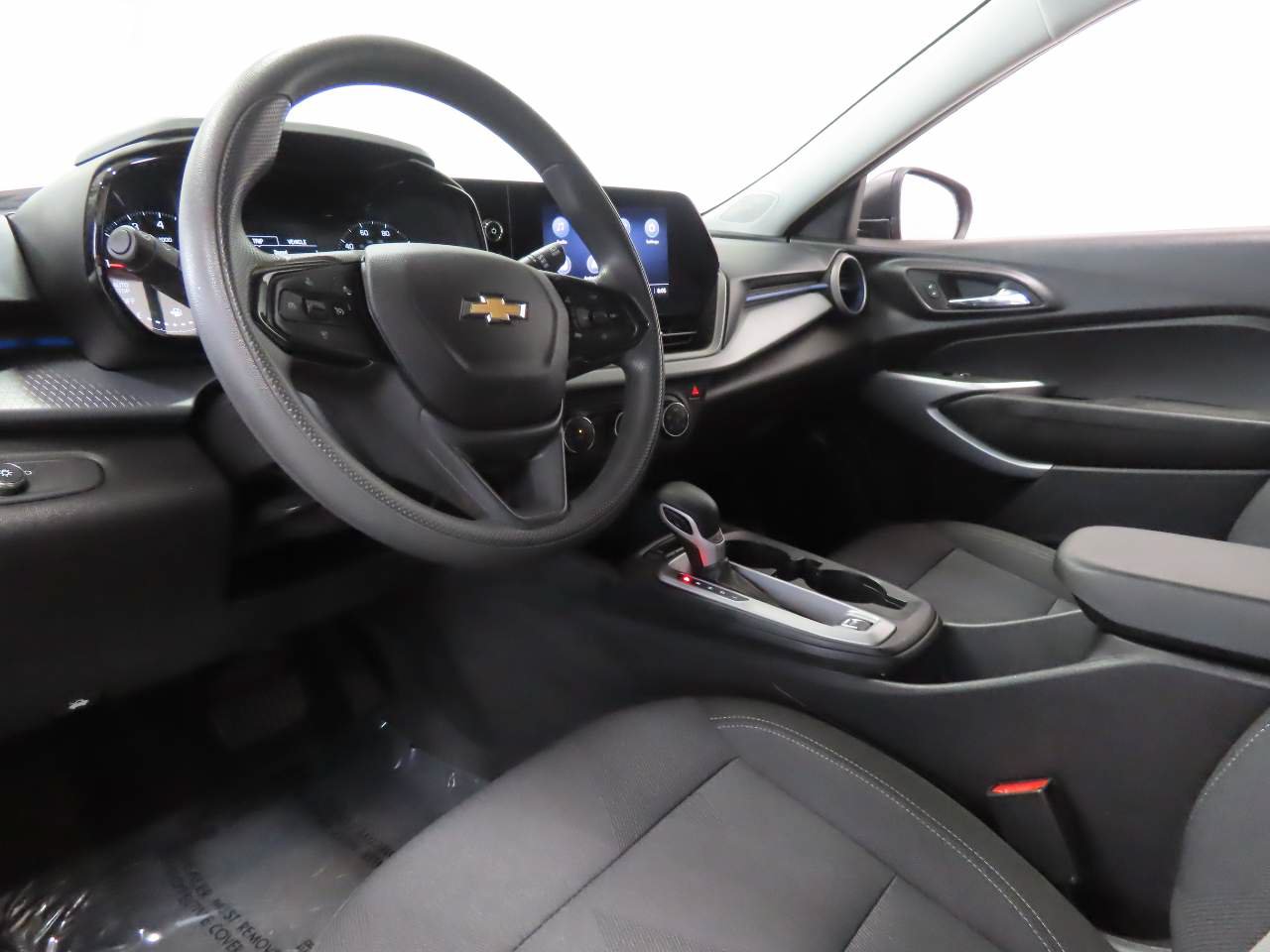 Used 2025 Chevrolet Trax LS FWD image 7