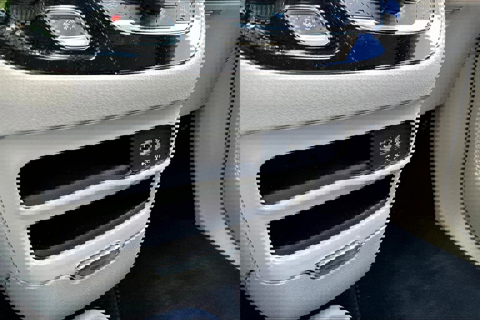 Used 2018 Chrysler Pacifica Touring-L image 15