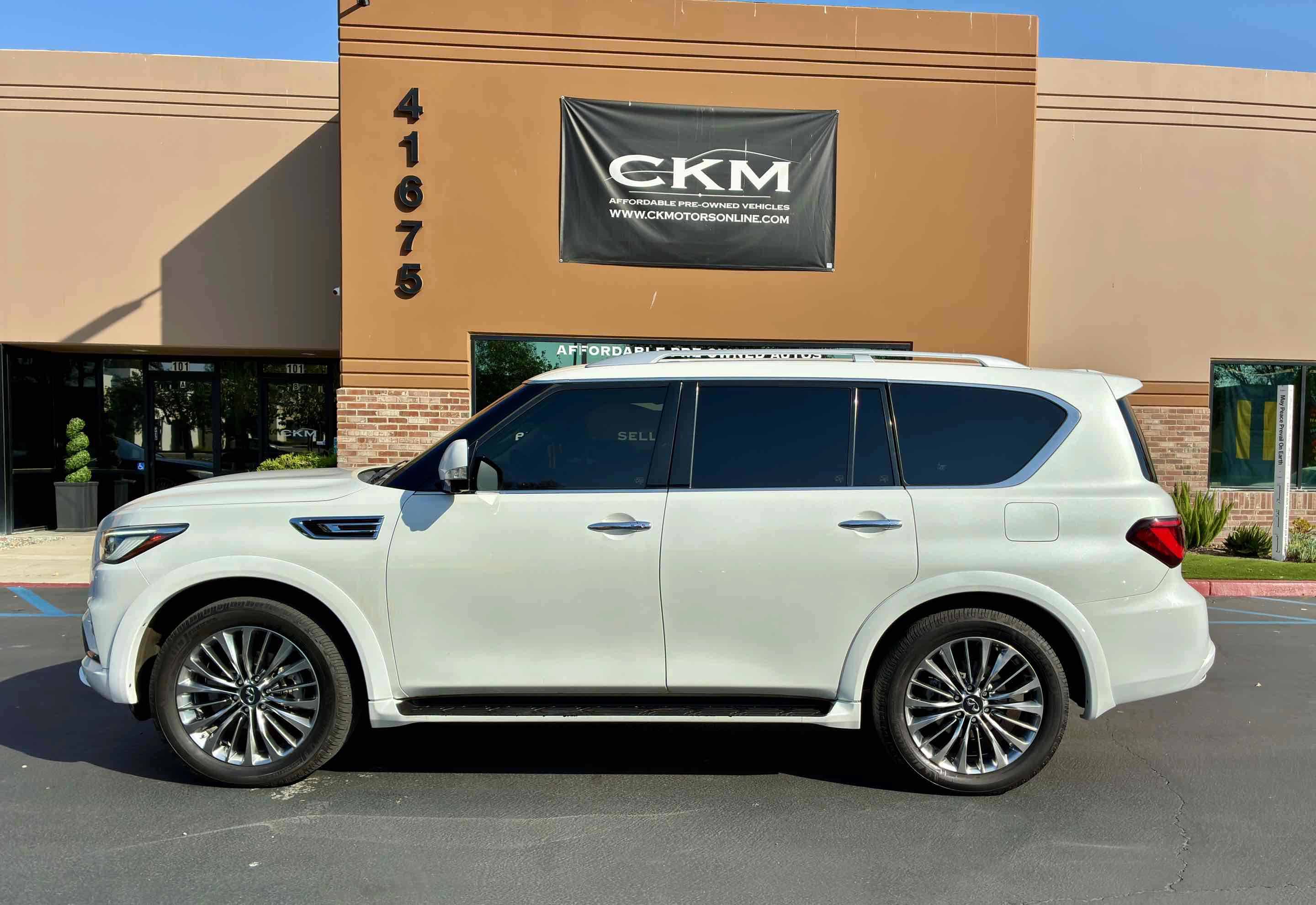 Used 2018 INFINITI QX80 4WD w/ Driver Assistance Package image 3