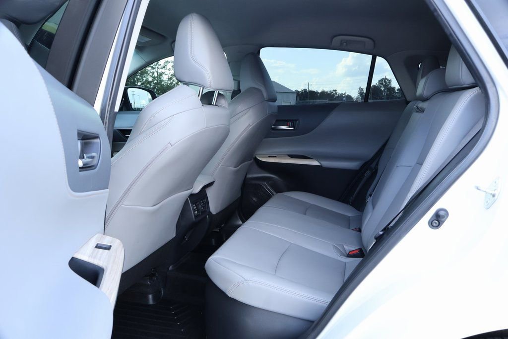 Used 2022 Toyota Venza XLE image 9