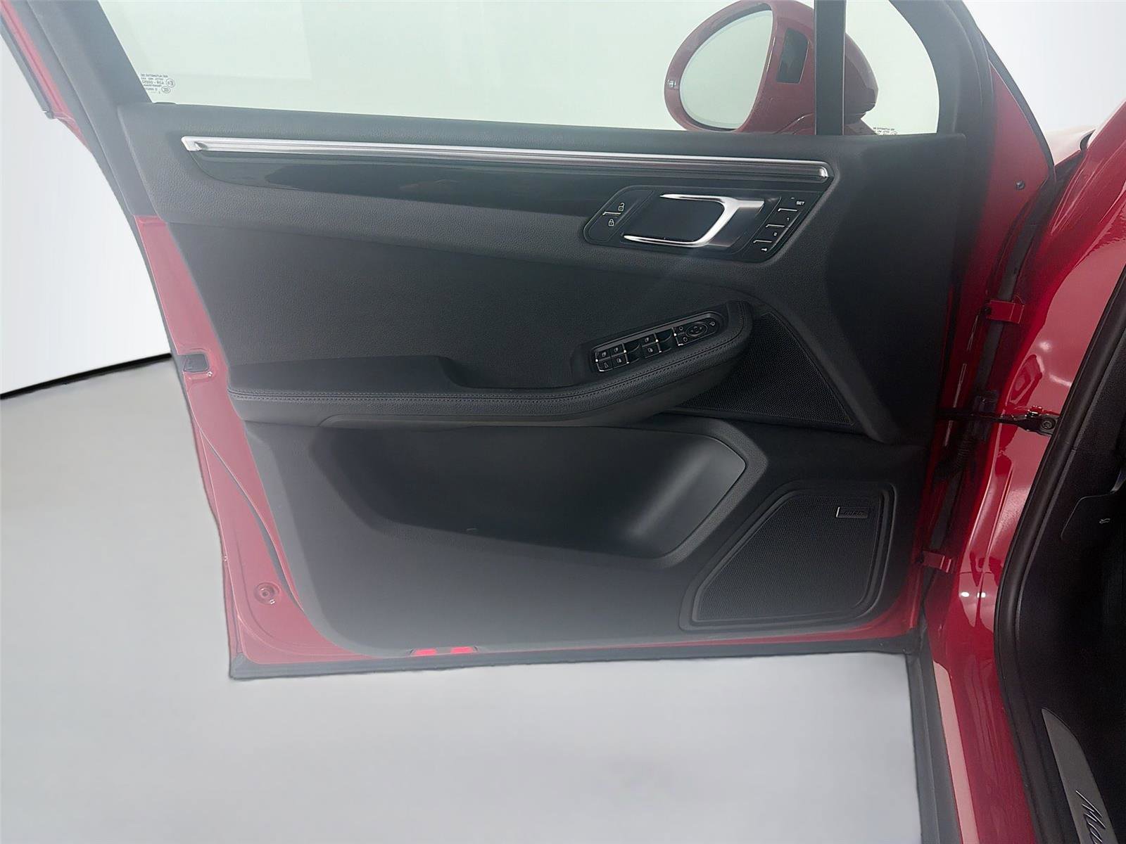 Certified 2023 Porsche Macan S AWD/4WD image 6