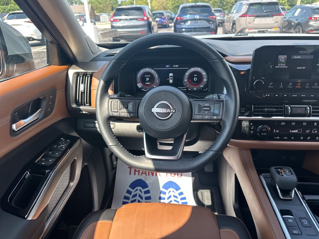 Used 2025 Nissan Pathfinder Platinum w/ Black Appearance Package AWD/4WD image 19