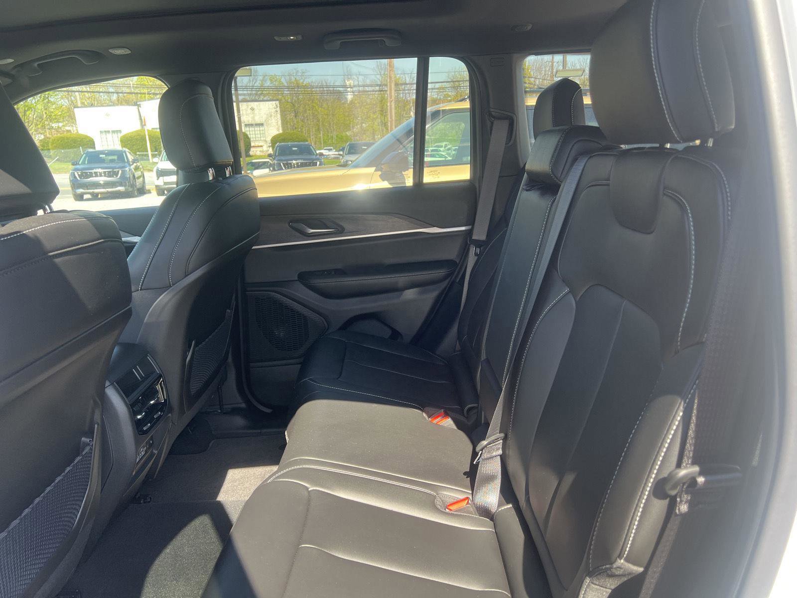 Used 2025 Jeep Grand Cherokee Limited image 15