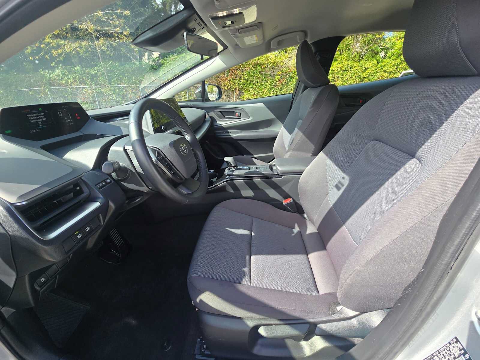 Certified 2025 Toyota Prius LE FWD image 21