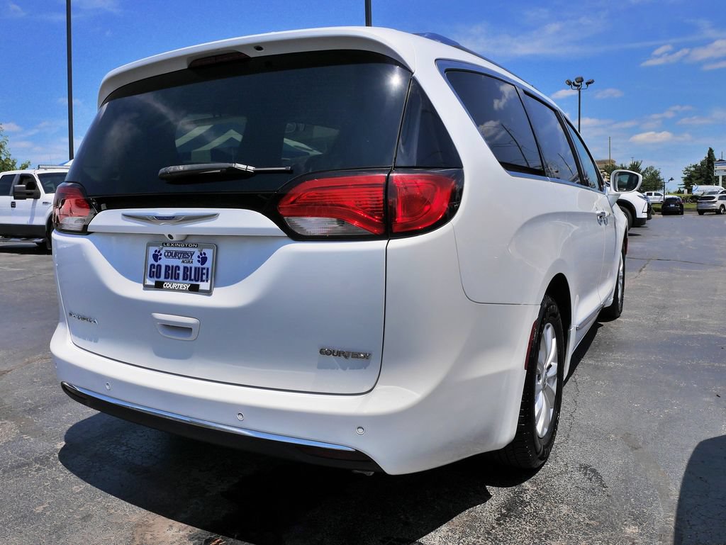 Used 2019 Chrysler Pacifica Touring-L FWD image 7