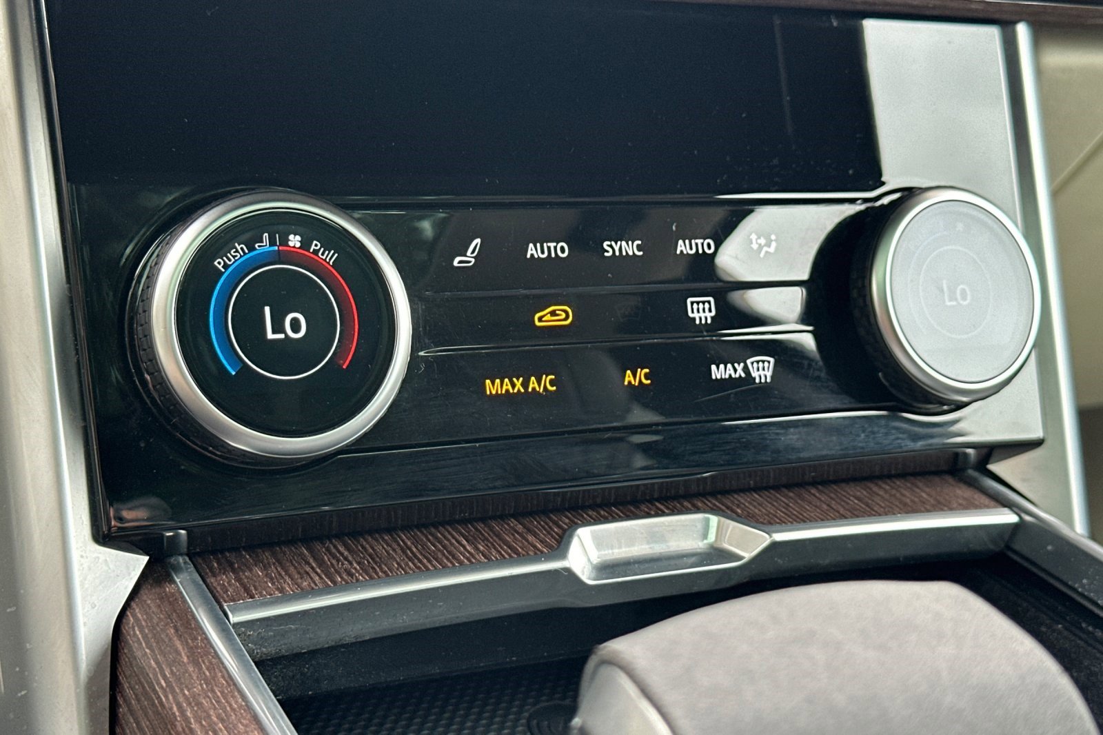 Used 2023 Land Rover Range Rover Long Wheelbase SE image 23