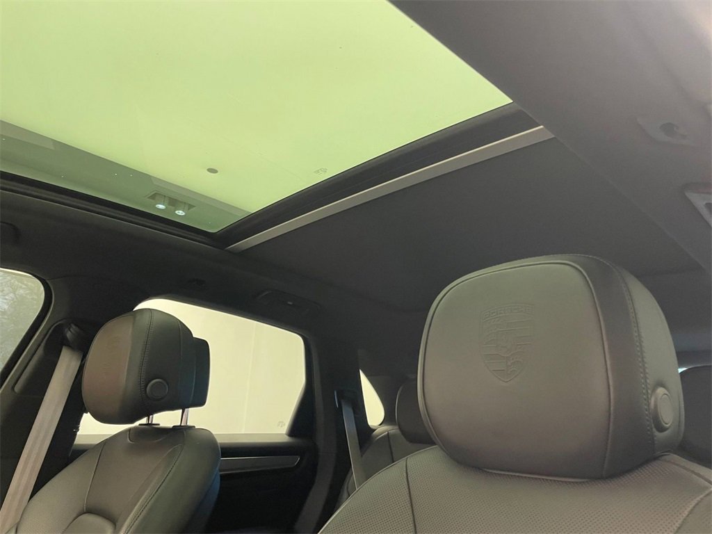 Used 2022 Porsche Cayenne Platinum Edition image 19
