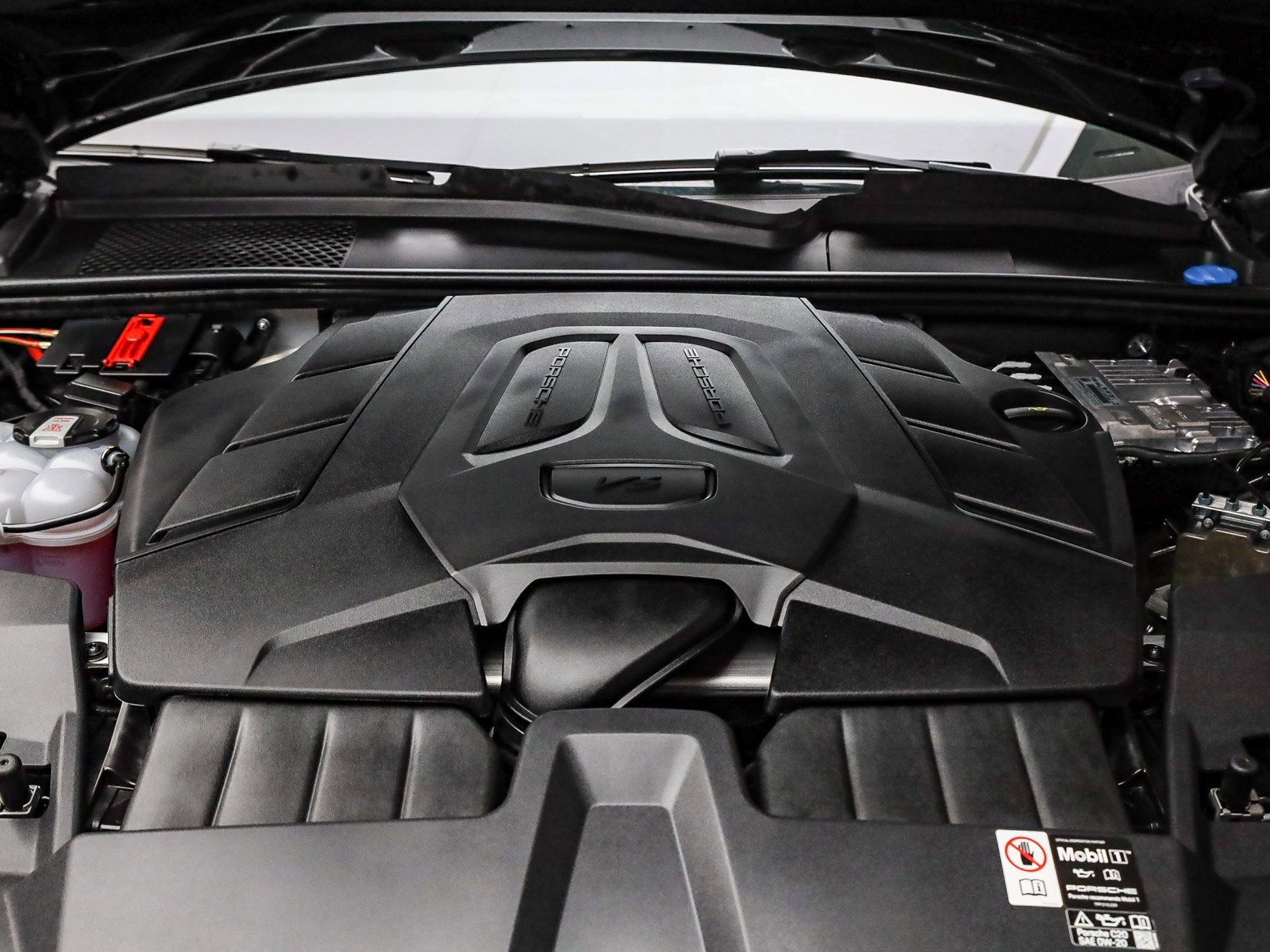 Used 2025 Porsche Cayenne image 30